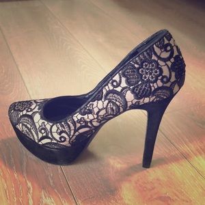 Jessica Simpson lace black pump
